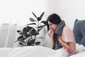 6 solutions naturelles pour soulager le mal de gorgehaving cough while suffering from sore throat